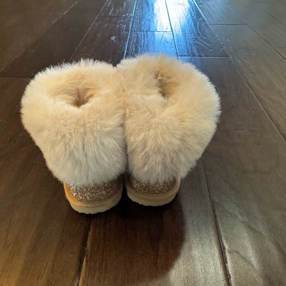 New Sparkling Gold Kids Boots with Plush Fur - Picture 4 of 5